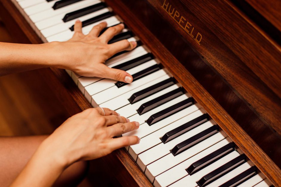 hands playing Hupfeld piano