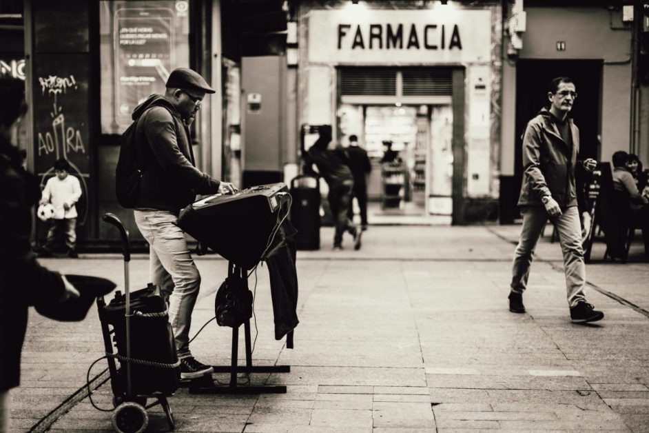 man playing keyboard at Farmacia