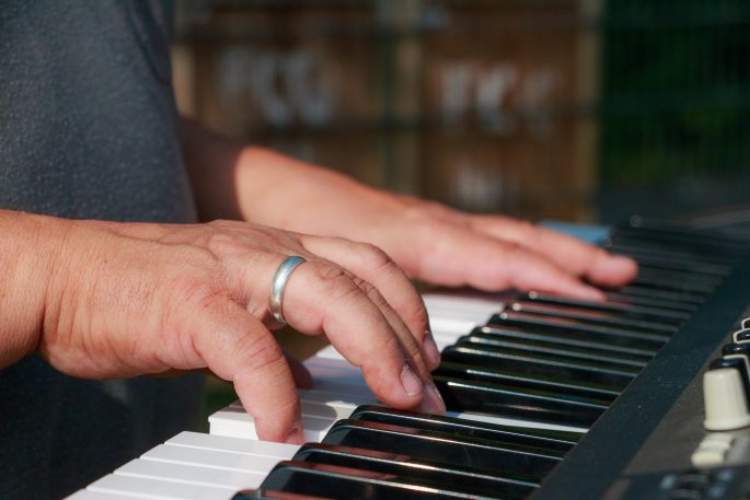 hands at piano