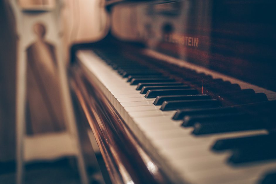 brown upright piano